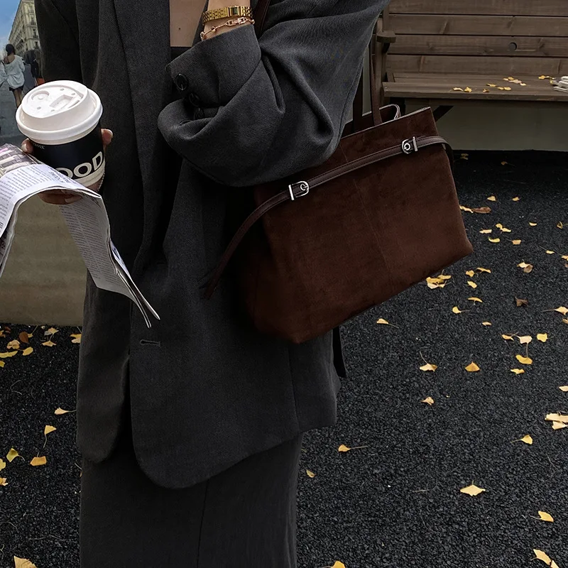 

​ ​ Винтажная замшевая сумка подмышки 2025 года, просторная женская сумка через плечо, роскошная пригородная сумка, текстурированная модная сумка через плечо ​