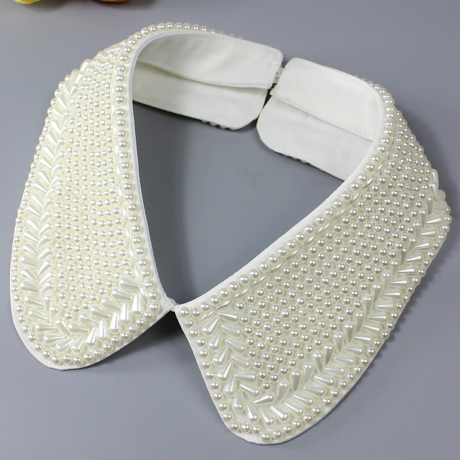 1 piece of new-style luxurious fake collar for women, featuring high-end and exquisite craftsmanship with hand-sewn pearls. This
