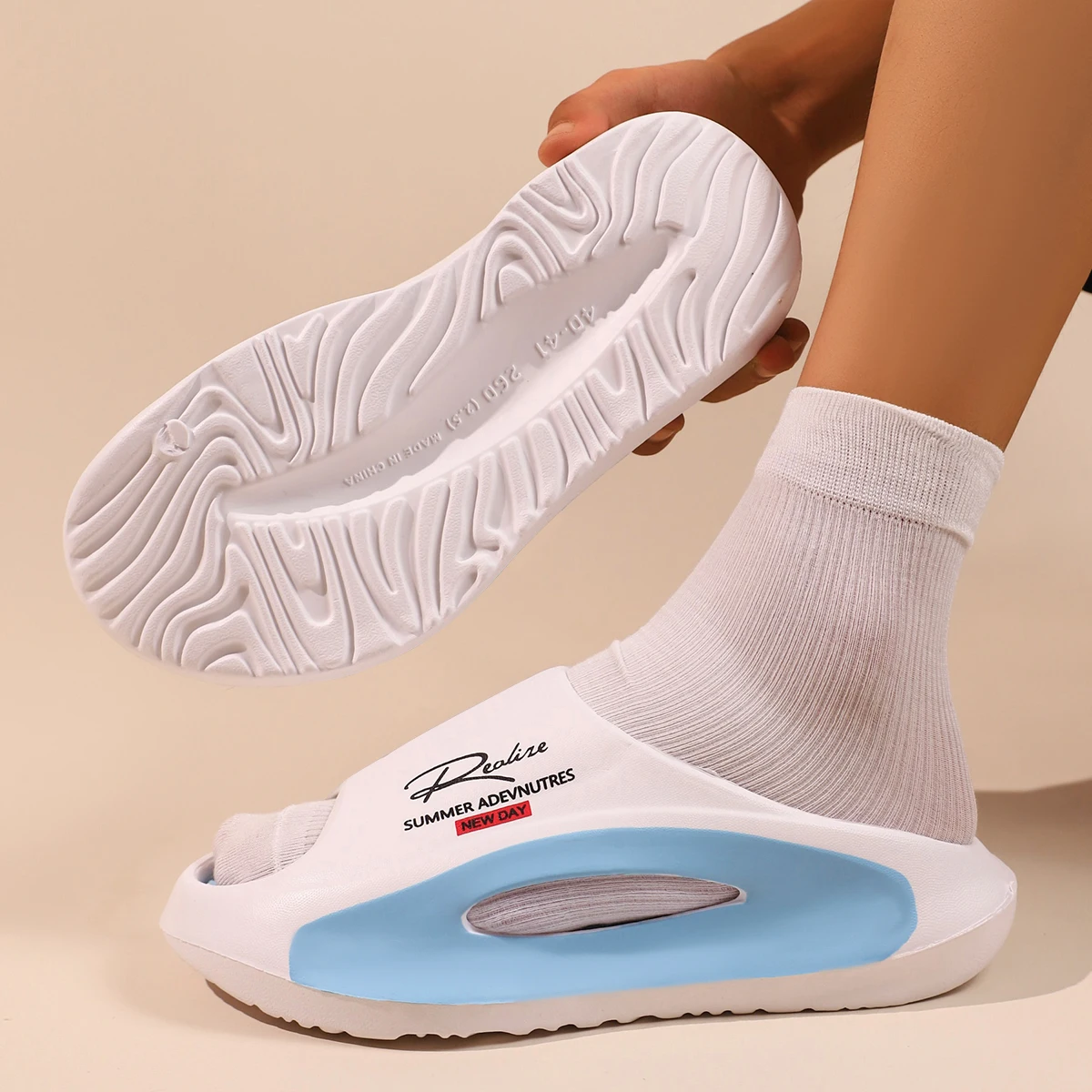 Herren-Sporthausschuhe – leichte, rutschfeste EVA-Slipper mit „Summer Adventures New Day“-Grafik, offenes Zehen-Design für drinnen und draußen – Detail 12