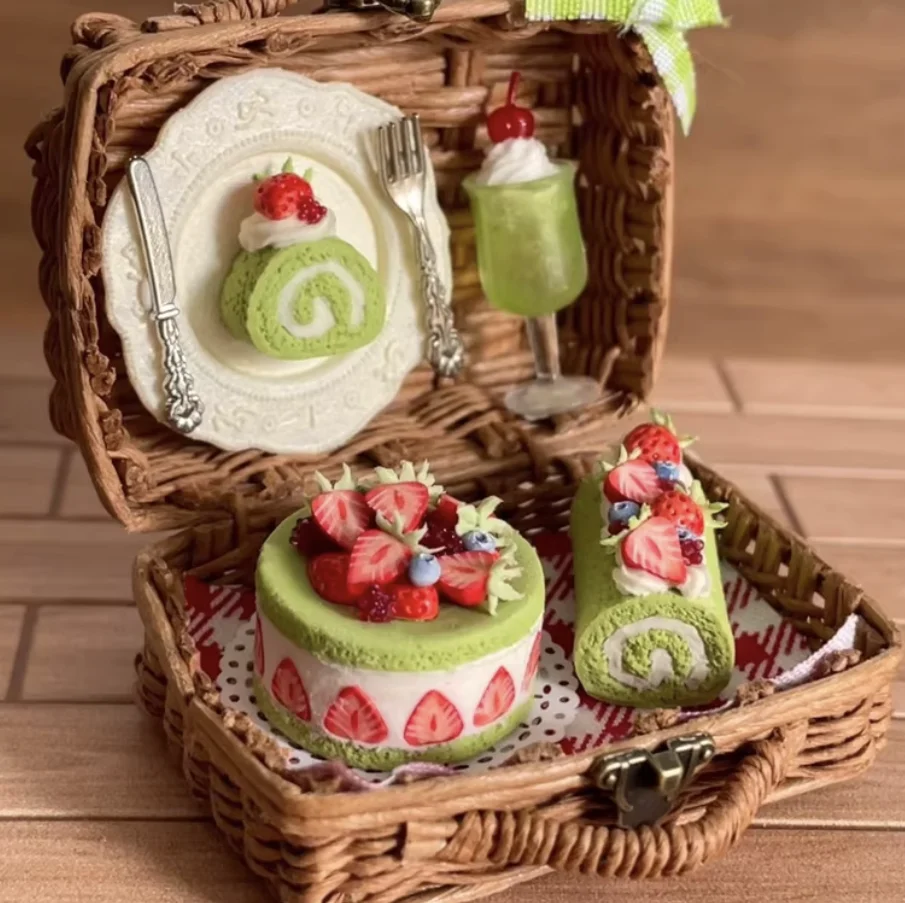 1/6 Set Makanan Penutup Miniatur Tanah Liat Buatan Tangan Yang Dapat Dilepas - Bundel Teh Sore Tema Natal dalam Keranjang Tenun Tangan - Dekorasi Kue BJD