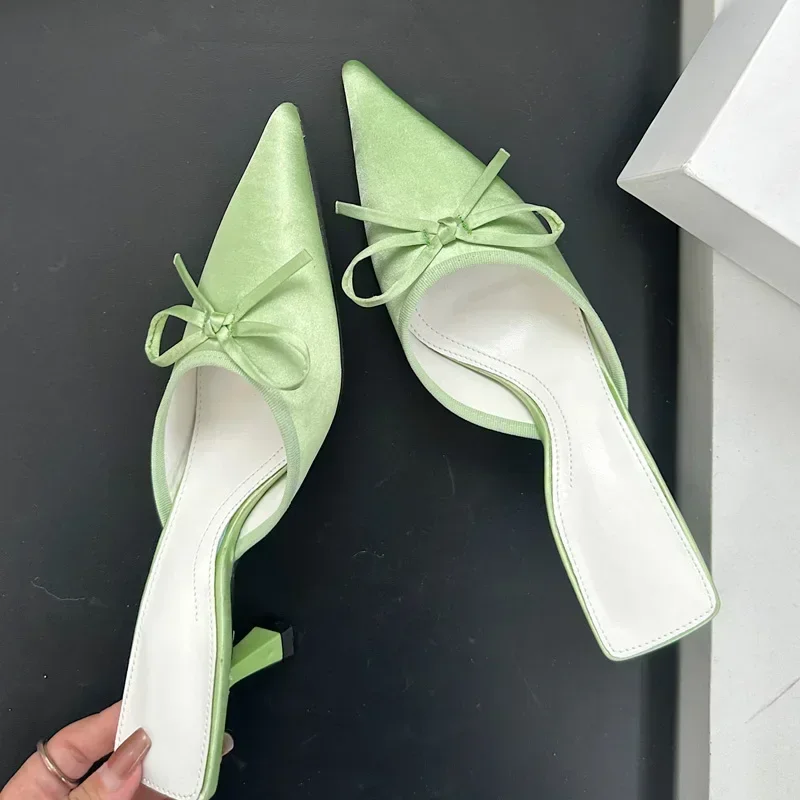 

Новые женские тапочки с узлом-бабочкой, лето 2029, женские шлепанцы без шнуровки с острым носком, атласные шлепанцы на тонком низком каблуке, Zapatos Mujer