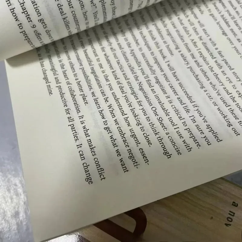 "لا تقسيم الفرق أبدًا" من تأليف كريس فوس: التفاوض والذكاء العاطفي ومهارات التواصل للبالغين (الطبعة الإنجليزية)