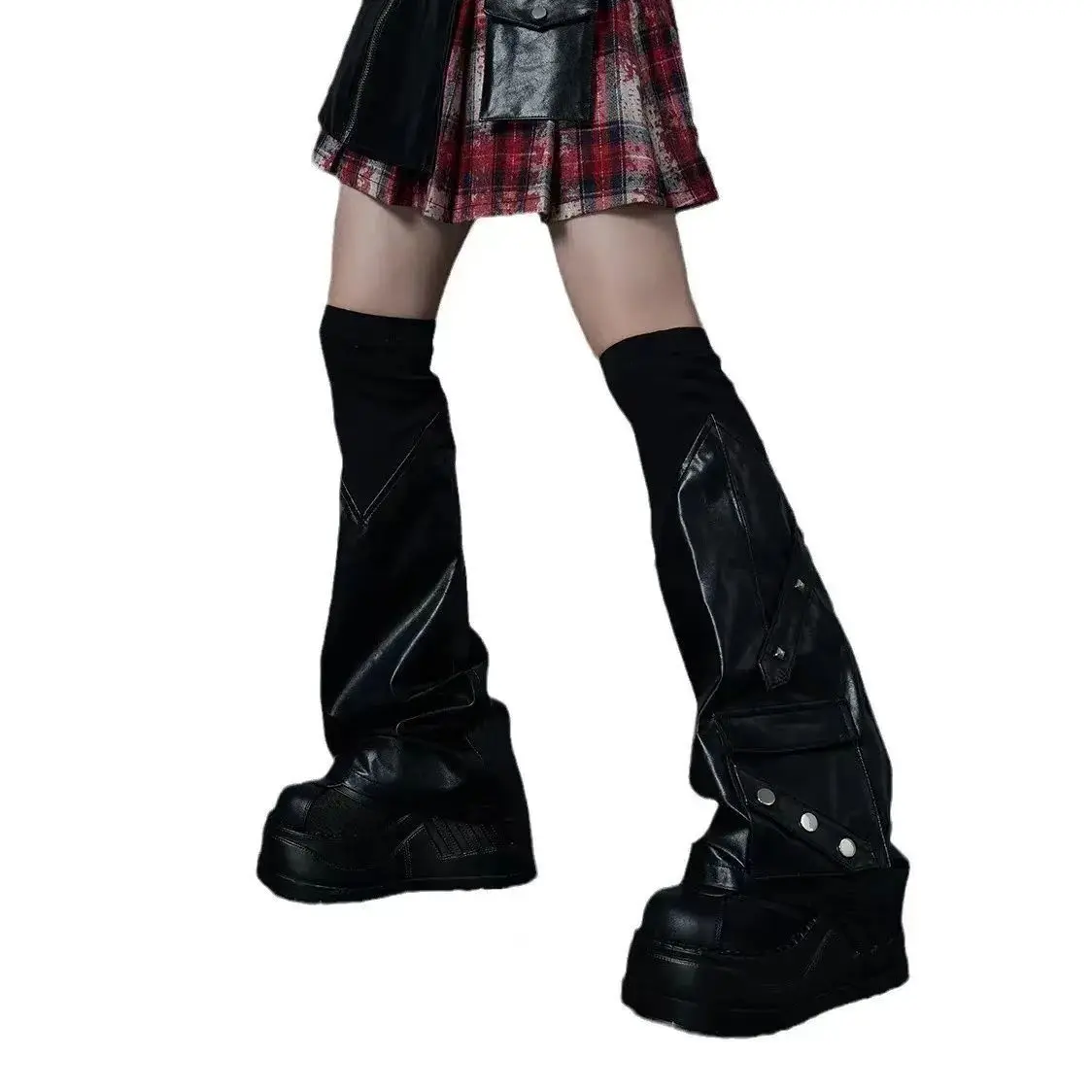 cobertura-de-perna-em-couro-sintetico-preto-estilo-y2k-com-bolsos-cargo-rebites-e-detalhes-em-metal-para-botas-tipo-polainas-estilo-techwear