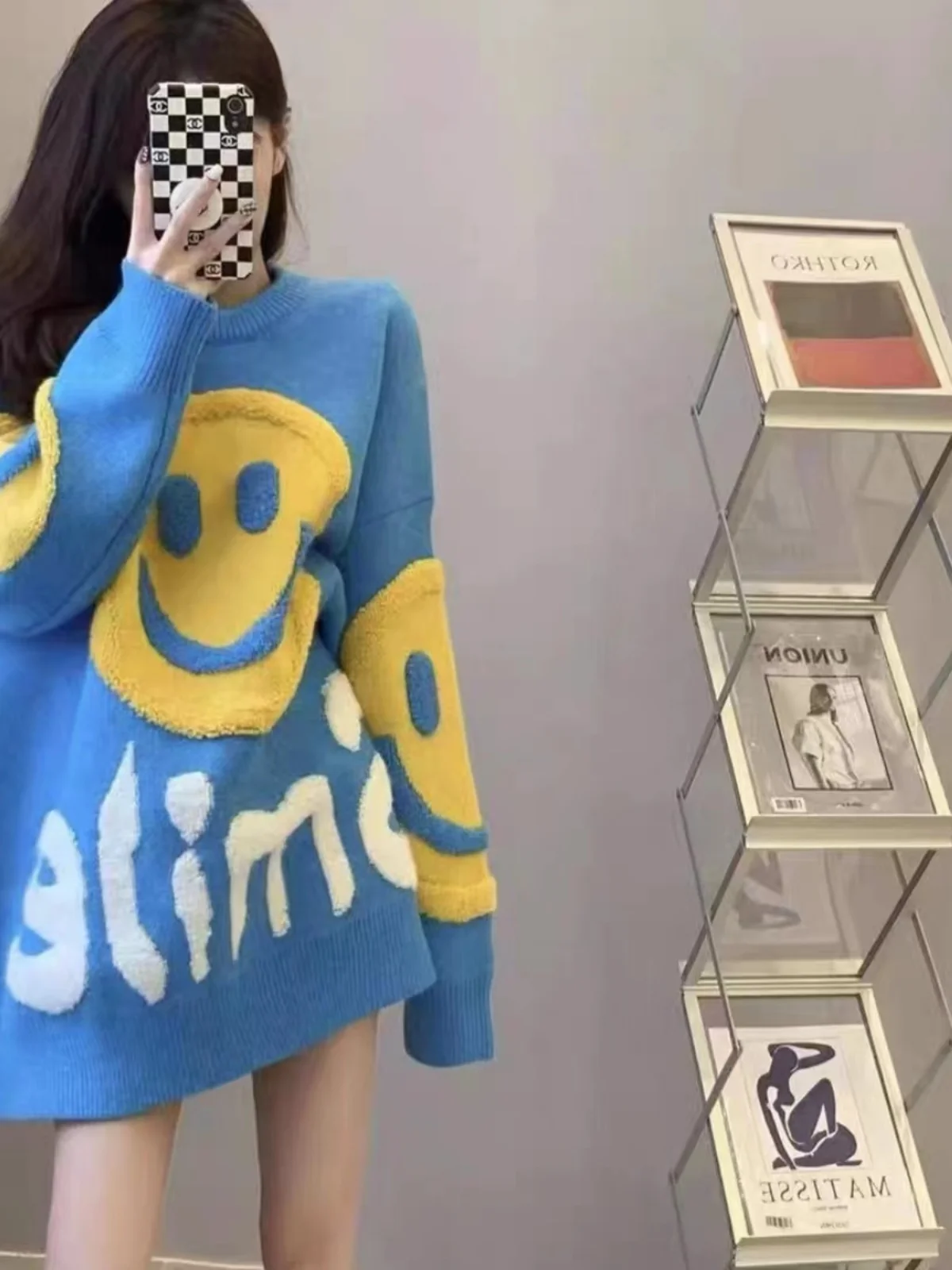 سترة نسائية متوسطة الطول مطرزة وسميكة للخريف والشتاء بتصميم مبتسم وحروف وألوان متباينة تغطي المؤخرة