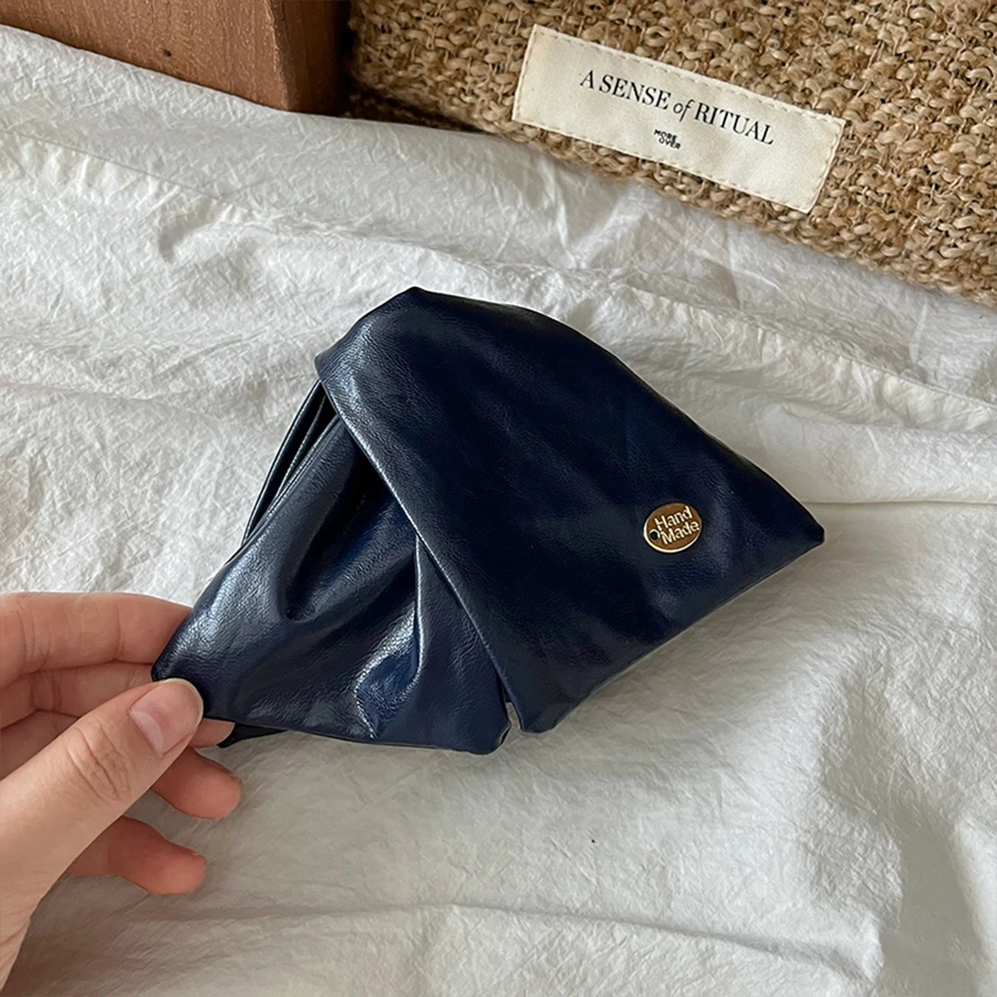1 Stück hochwertige dreieckige Haarspange aus Leder, neue, stilvolle und fortschrittliche Haarnadel für den Hinterkopf, elegantes Haaraccessoire im Haifisch-Design – Detail 7