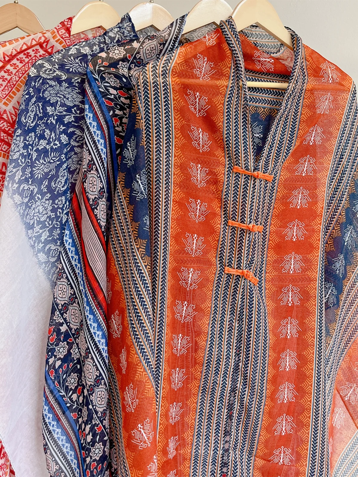 Echarpe-legere-et-respirante-pour-femme-brodee-de-fleurs-estivales-avec-bouton-pour-la-photographie-et-les-tenues-protection-solaire