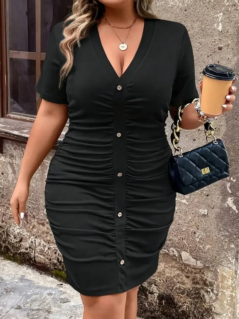 GIBSIE Plus Size Sexy V Neck Ruched Bodycon Party Mini Dress Damska letnia sukienka z krótkim rękawem i guzikami z przodu Elegancka czarna sukienka