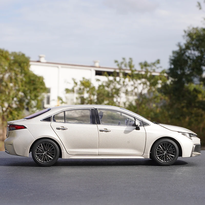 موديل سيارة من سبيكة الصب على شكل قوالب من GAC Toyota Lingshang ، مجموعة ألعاب الديكور ، مقياس 1:18 ، 2021