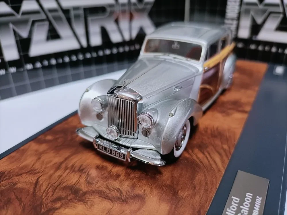 Matrix 1:43 Mark VI Harold Radford Countryman Saloon Silver Vintage Car Simulation Limited Edition Resin Metal Static Car Model