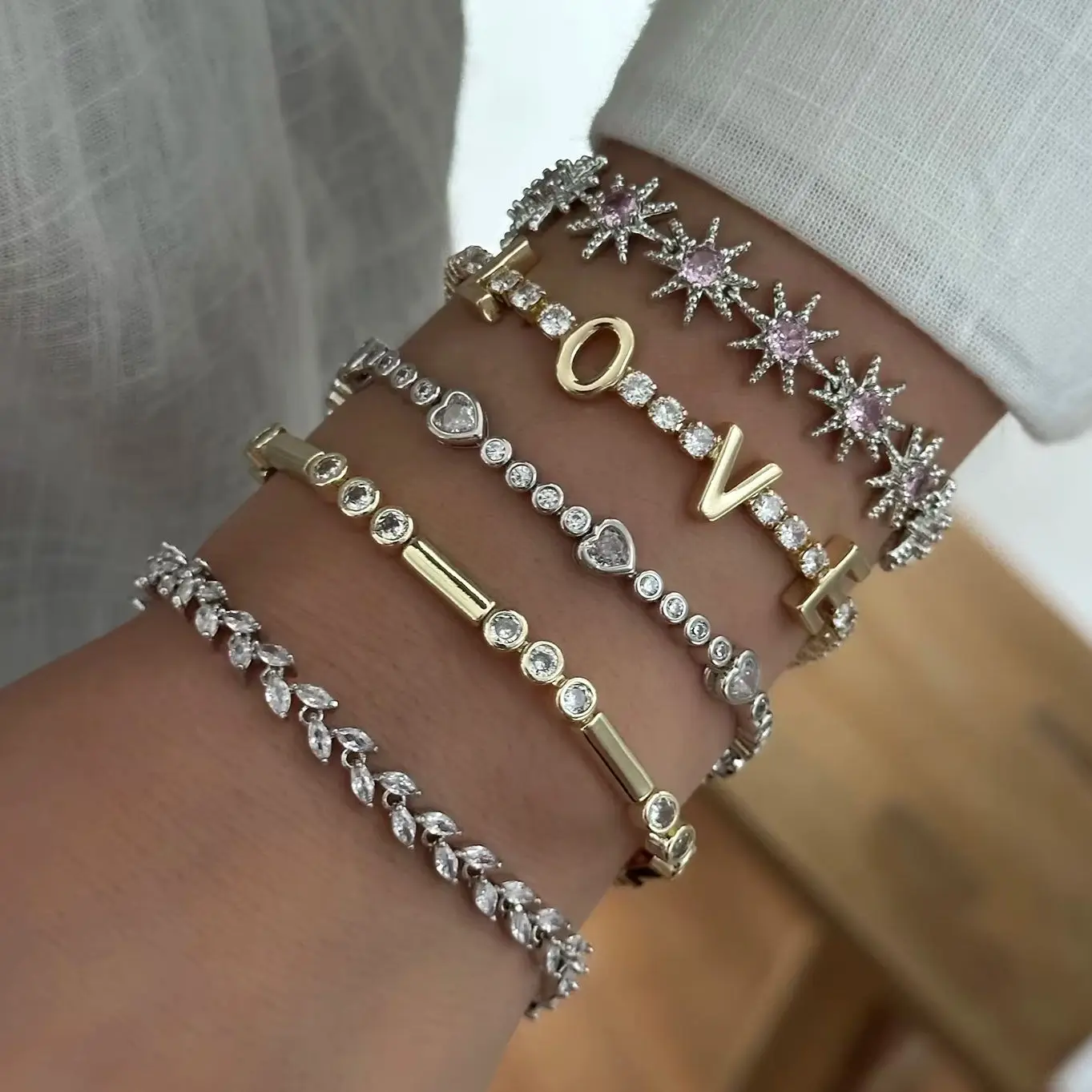 Exquisite Herz-CZ-Tennisarmbänder für Damen, mikropavébesetzt mit 5A Zirkonia, Blätter-Kettenarmbänder, Charms, stapelbarer Schmuck, Geschenke – Detail 1