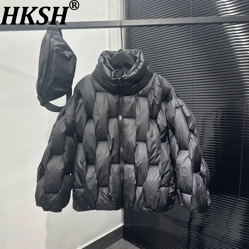 

HKSH Новые зимние мужские нишевые куртки Tide Темный воротник-стойка Пуховик Свободное теплое модное стеганое хлопковое пальто Оригинальный дизайн Ins HK16318