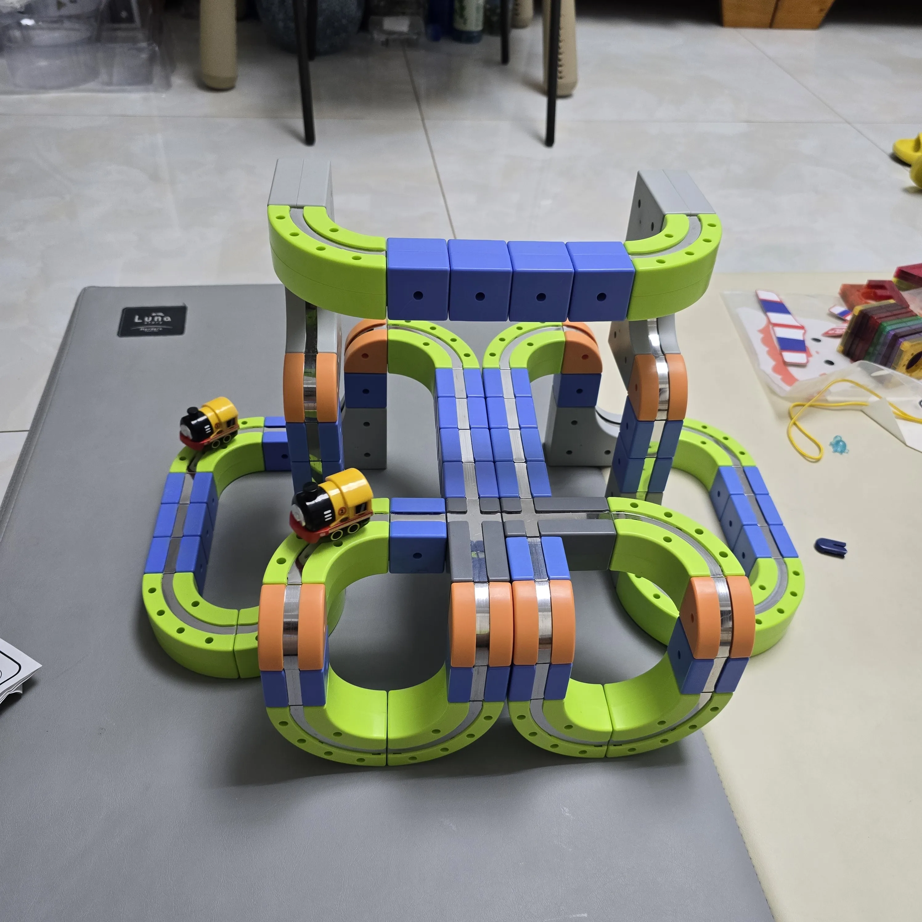 ชุดรถไฟรางแม่เหล็กไฟฟ้าสำหรับเด็ก - ของเล่นเสริมสร้างทักษะ STEM สร้างสรรค์ DIY ยานพาหนะต้านแรงโน้มถ่วง