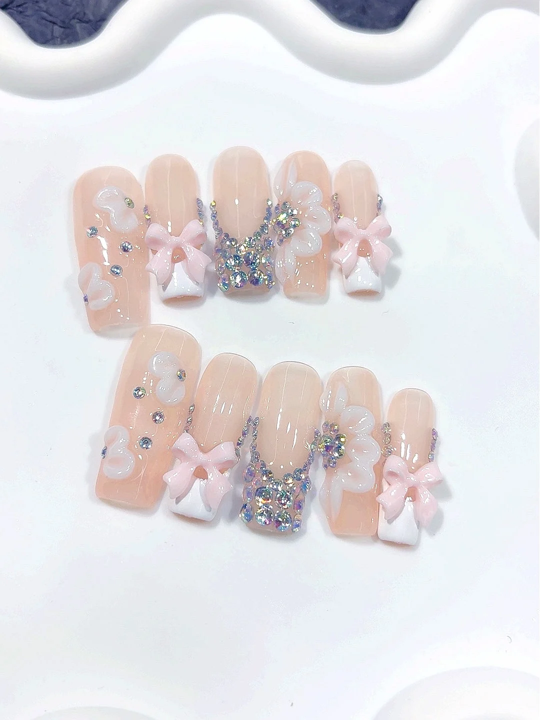 Pfirsichfarbene, nackte 3D-Rosa-Schleife zum Aufdrücken der Nägel – künstliche Nägel mit schillerndem Strass-Blumenakzent, handgefertigt für Frauen (D601)