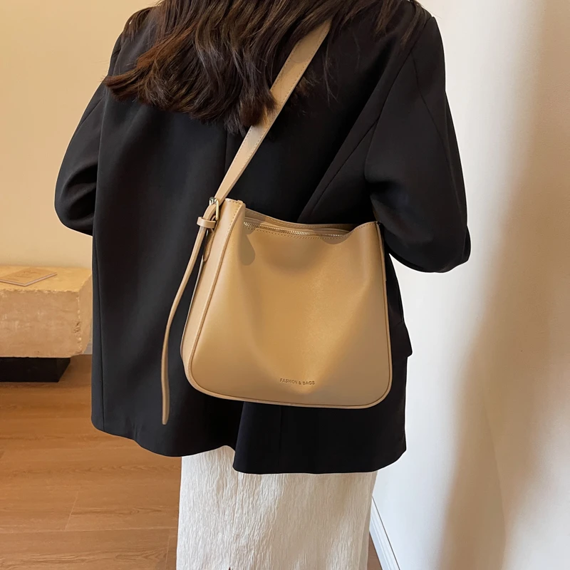 

Глянцевые однотонные сумки из искусственной кожи в стиле ретро, большие вместительные сумки через плечо и через плечо, 2026, высококачественные сумки с роскошным темпераментом для женщин