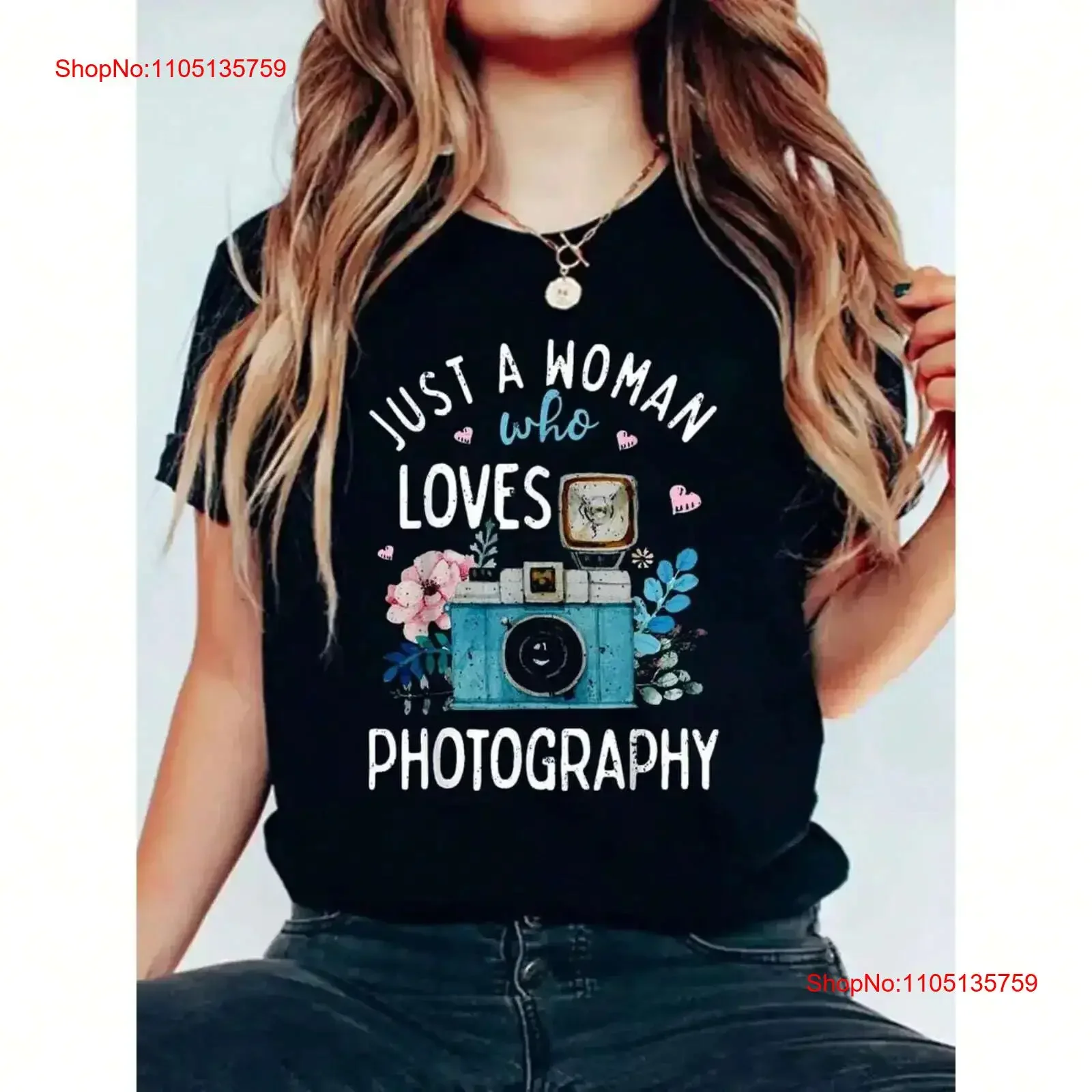 

Женская футболка с камерой и цветочным принтом. Удобный повседневный топ с круглым вырезом. Винтажный стираный топ для повседневной носки. Дышащий унисекс.
