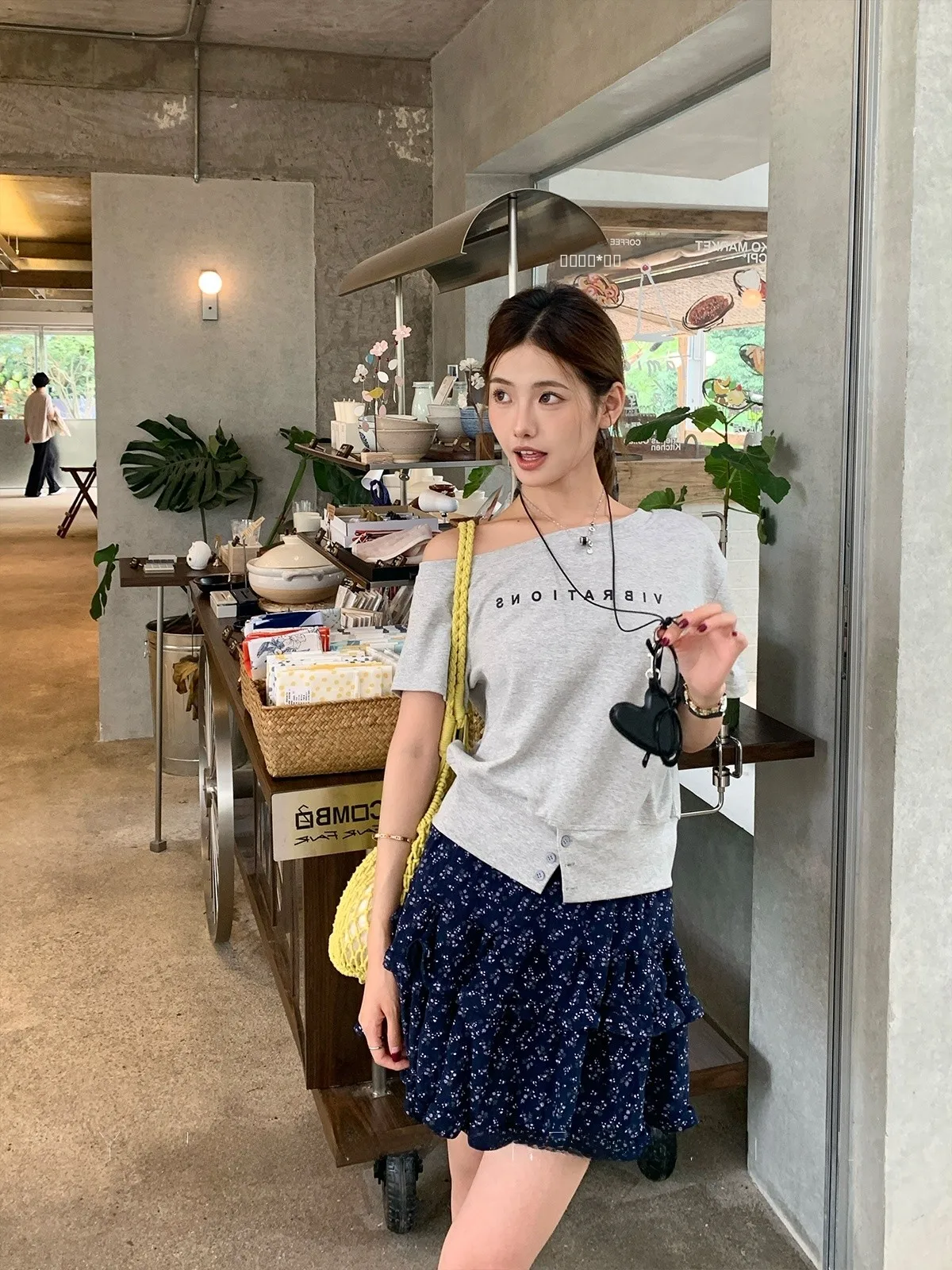 

Женская повседневная укороченная футболка с открытыми плечами и коротким рукавом, с разрезом, приталенная, летняя новинка