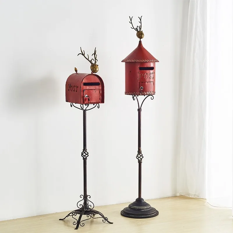 

Vintage European Red Metal Freestanding Mailbox - Chic Outdoor Garden Mail Holder for Villas and Courtyards Mailbox Outdoor
