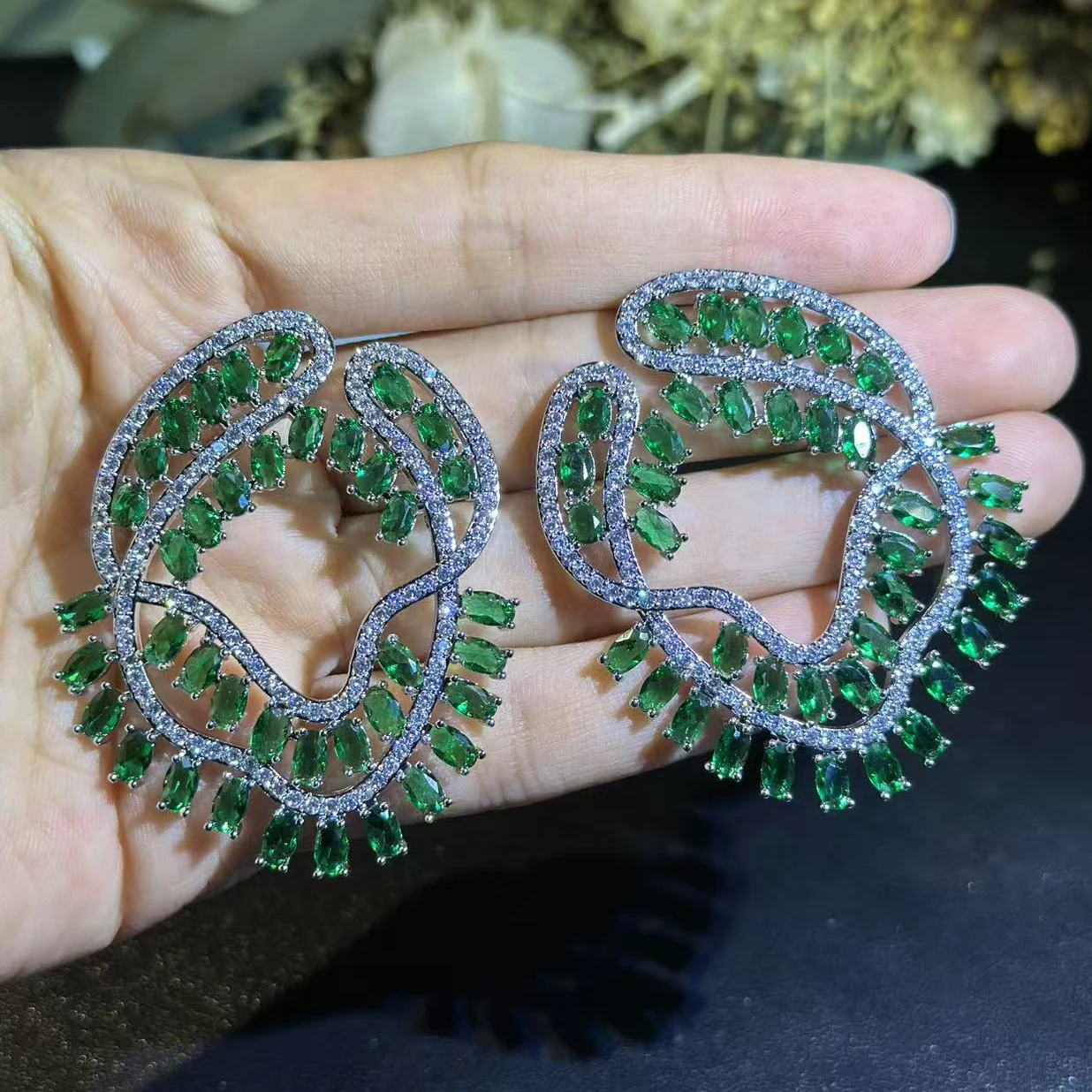 

1 пара серебристо-зеленых витых серег с кристаллами для роскошной гала-моды, женские ювелирные изделия, подарок на годовщину