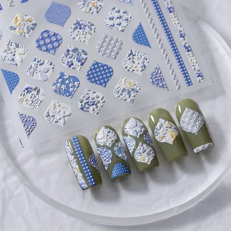 1 Stück neue Technologie 5d Nagel aufkleber hochwertige dünne robuste geprägte blaue Blume Totem Nail Art Aufkleber selbst klebende Nagel aufkleber