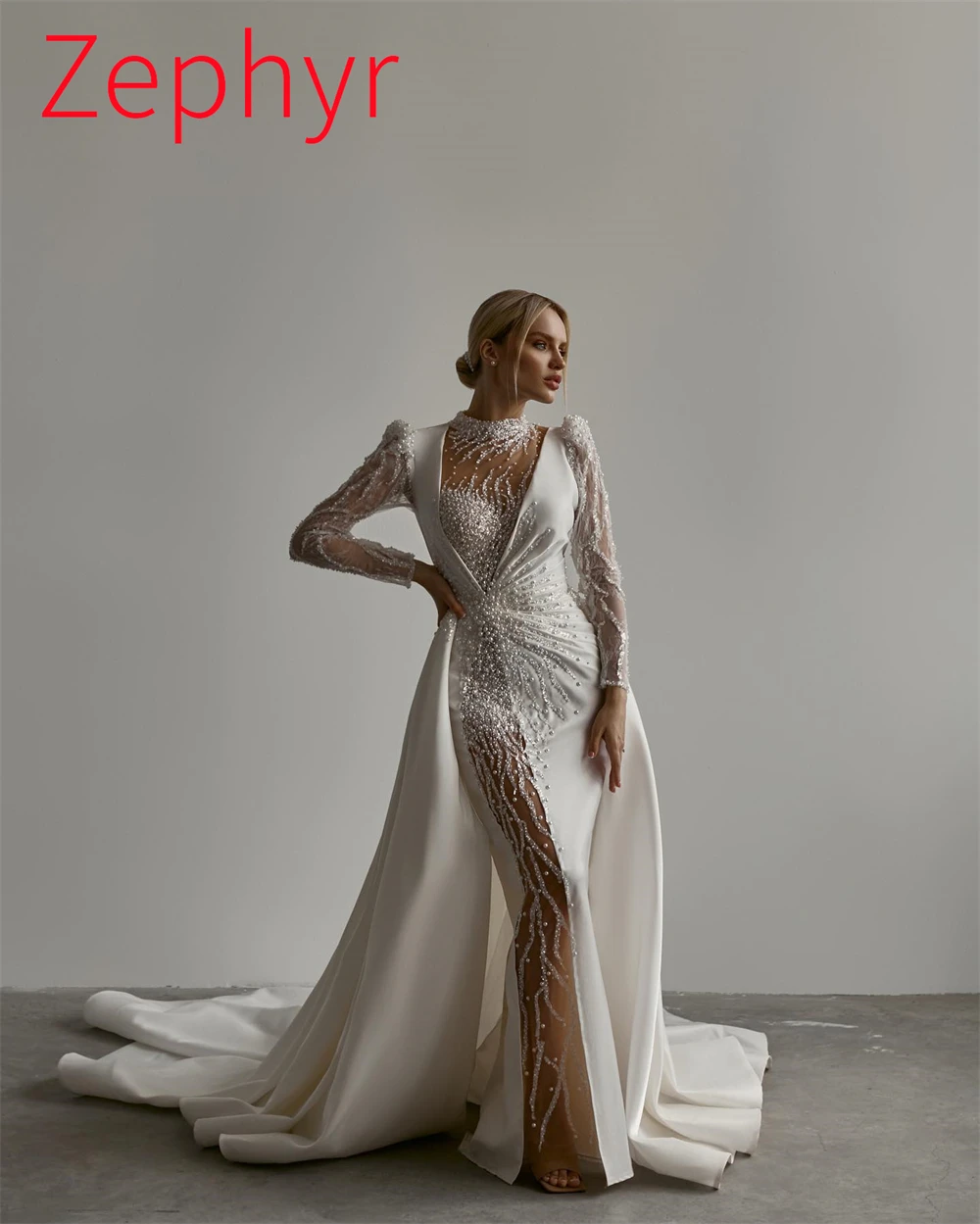 Vestido de novia de satén blanco personalizado de alta calidad, vestidos de novia sexis con cuello alto y mangas largas con tren capilla y perlas de encaje sin espalda