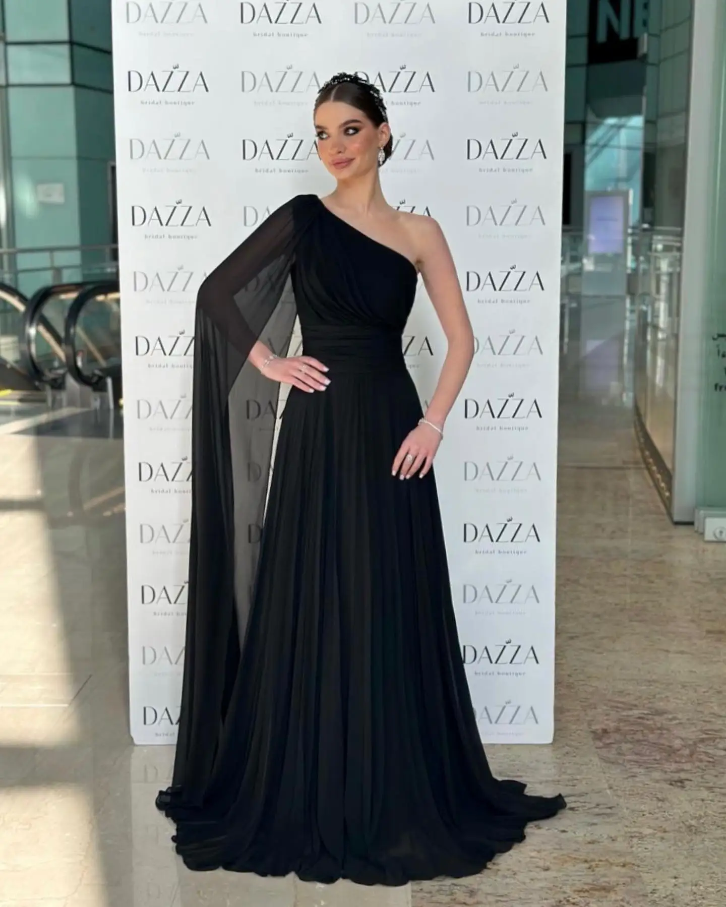 

Meetlove One-shoulder Chiffon Black Shawl a Line Floor Length Evening Dresses Simple Sleeveless Prom Gowns for Women Customized