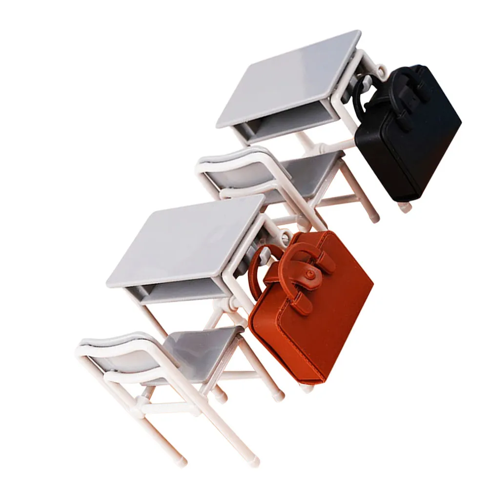 

2 комплекта миниатюрных школьных парт, реалистичная сцена классной комнаты, набор миниатюрной мебели для декора кукольного домика, детский реквизит, рюкзак