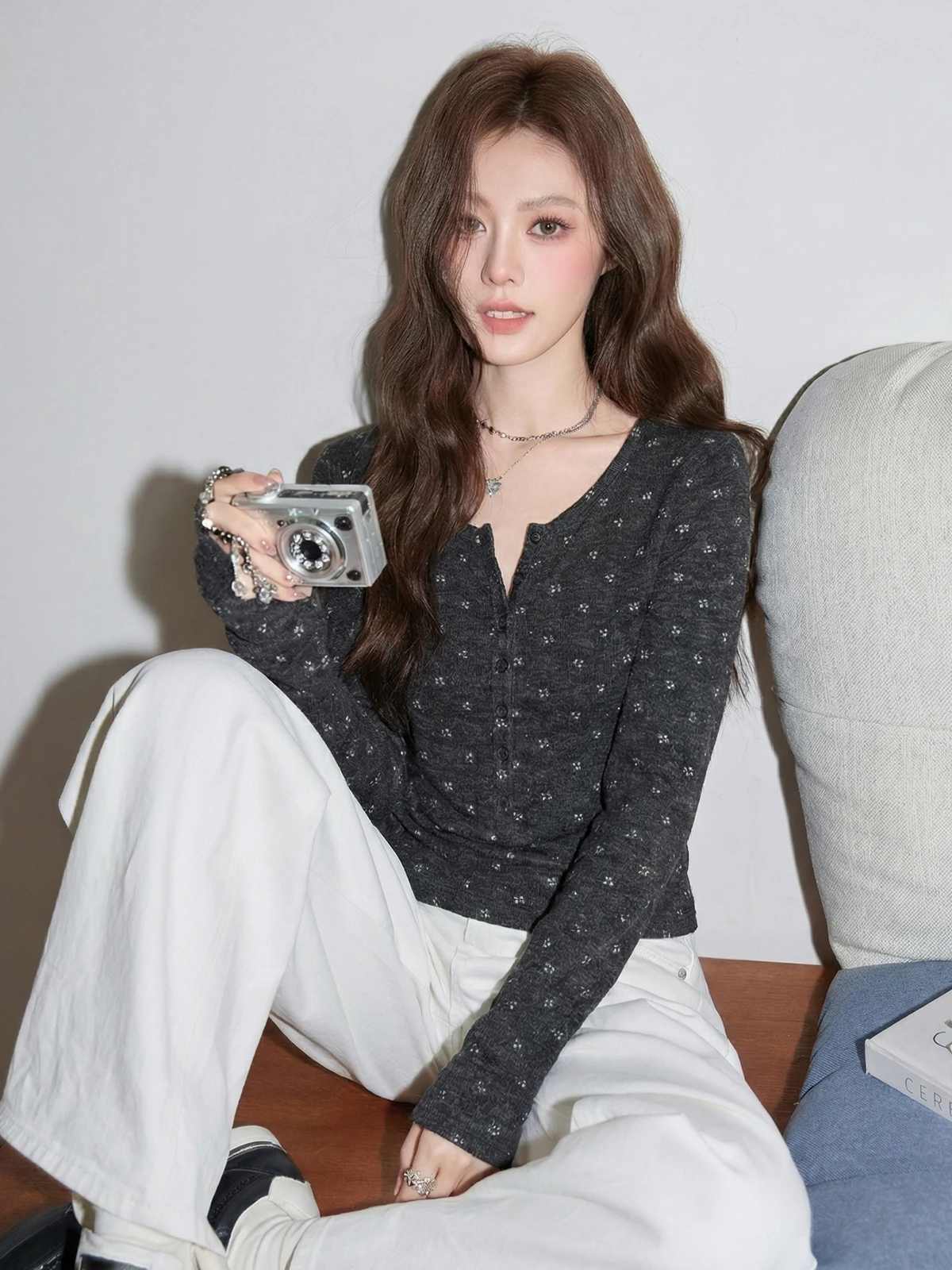 

Серая базовая рубашка с цветочным принтом и V-образным вырезом, женская, для ранней весны, приталенного кроя, для дома и улицы, в корейском стиле, с длинными рукавами