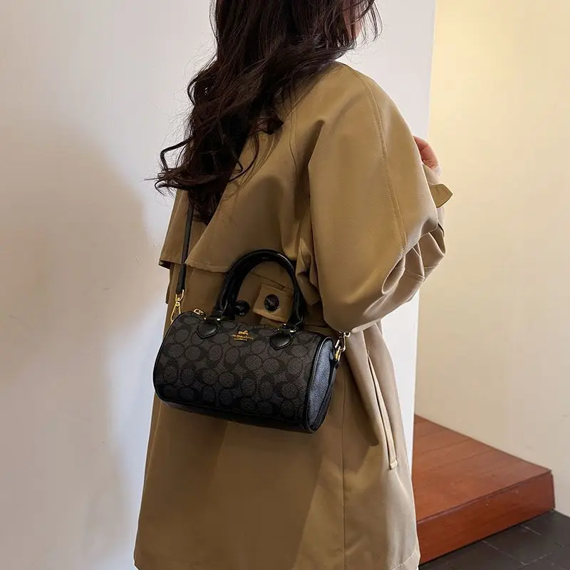 

Latest Trendy Women Light Luxury Retro High-end Versatile Shoulder Bag Crossbody Bag Mini Classic Pillow Bag Designer Daily Hand