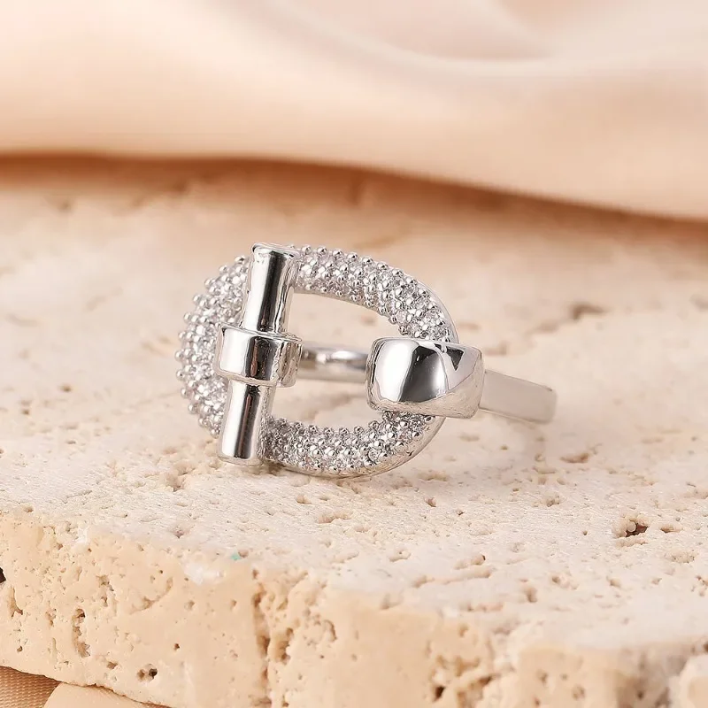 هذا خاتم نسائي عصري فاخر مرصع بالنحاس والزركون. العارضة من سلسلة الحلقات قابل للتعديل #2