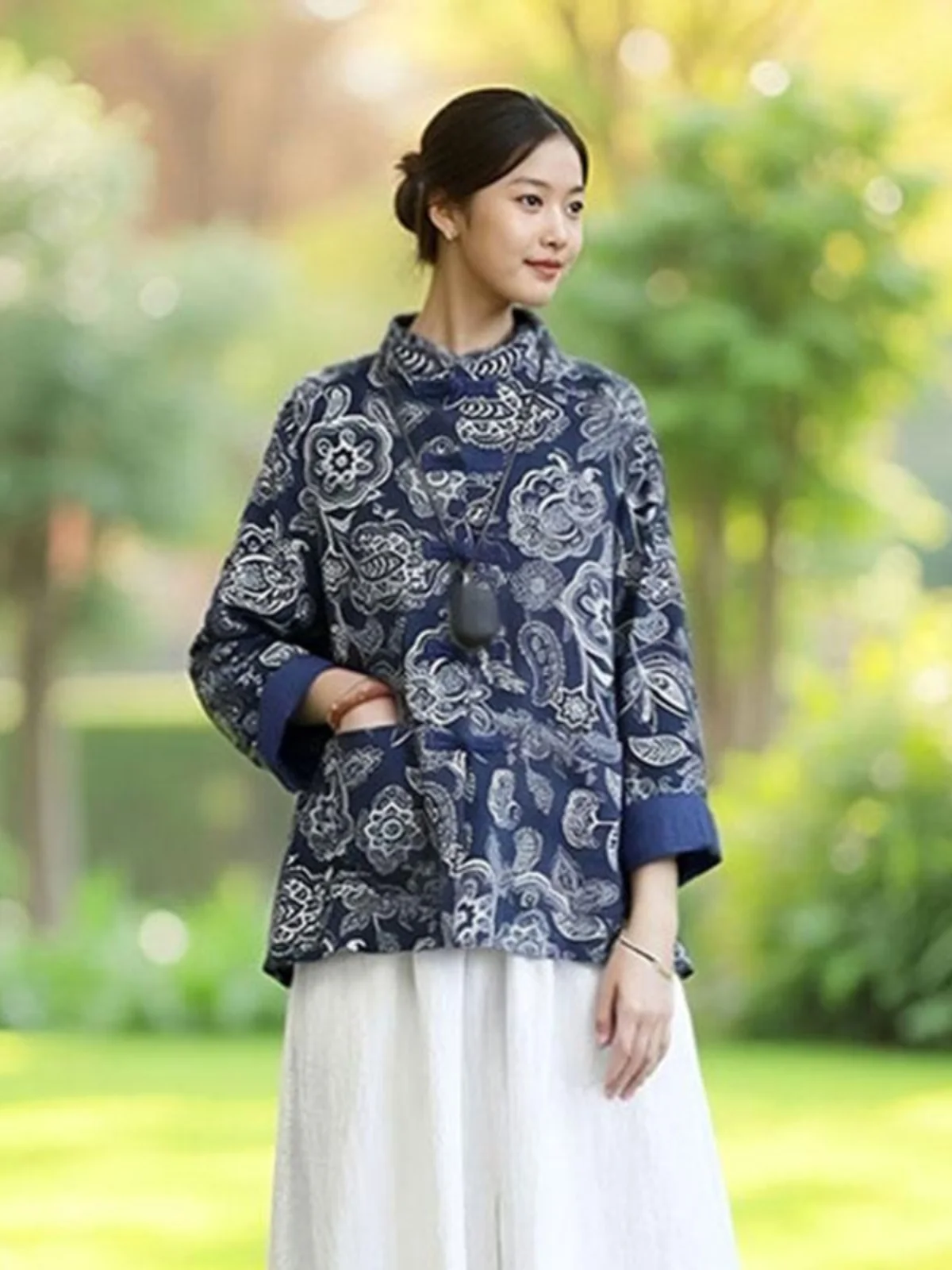 retro-chinese-sle-ort-jaet-spring-autumn-loose-large-size-cotton-linen-blue-and-white-porcelain-button-stand-collar-top