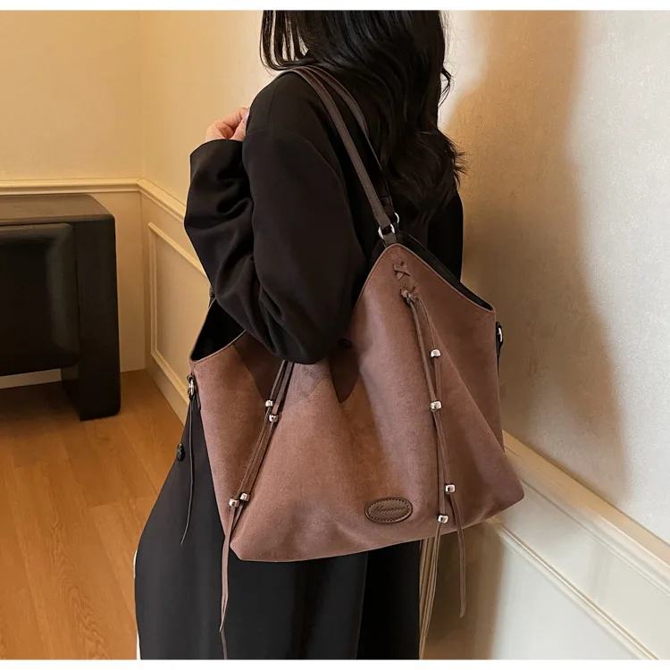 ヴィンテージ女性ショルダーバッグ大容量タッセルデザインレディースハンドバッグ冬の新フェイクスエード女性ビッグトートバッグボルサ