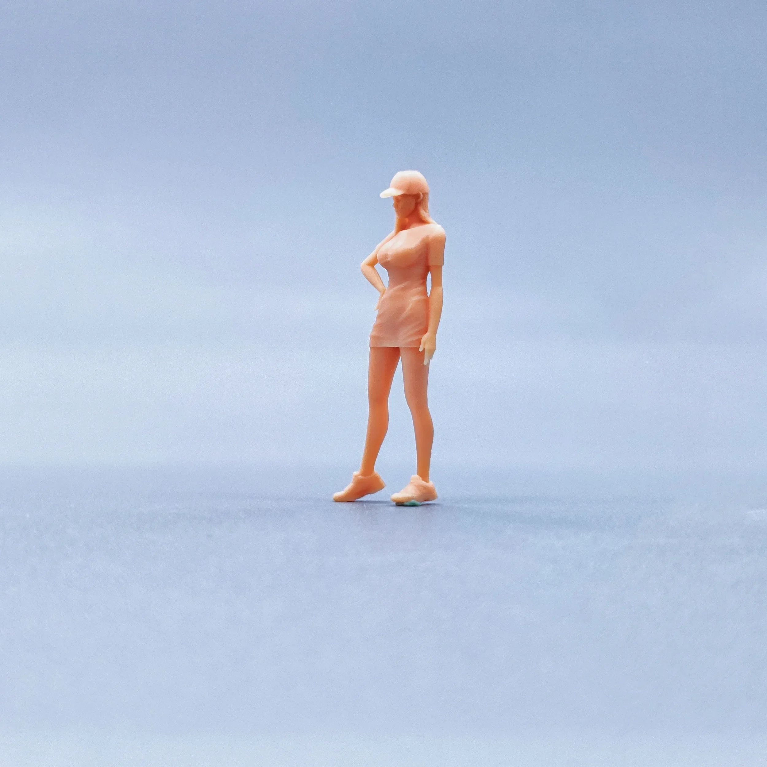 1/64 Figurine Modello in scala Resina Supporto per la vita con una mano Berretto a becco d'anatra Ragazza Miniature non colorate Diorama Dipinto a mano W323