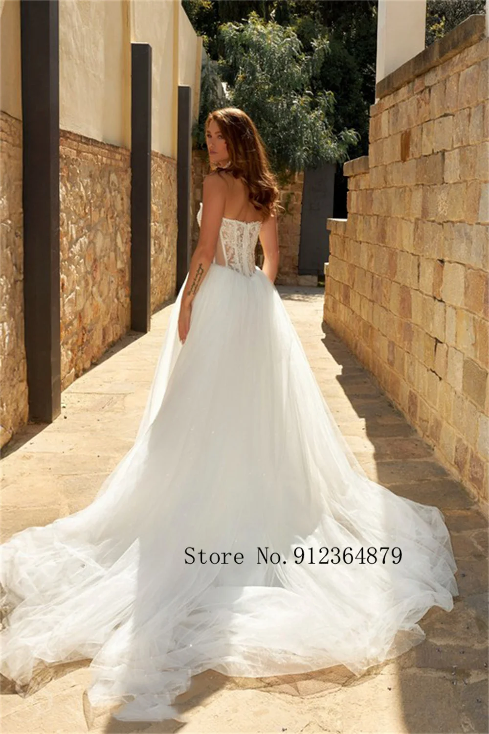 Urocze suknie ślubne z dekoltem w łódkę, aplikacjami z koronki, o kroju litery A, szyte na miarę, kolekcja 2026 Rode De Morrie