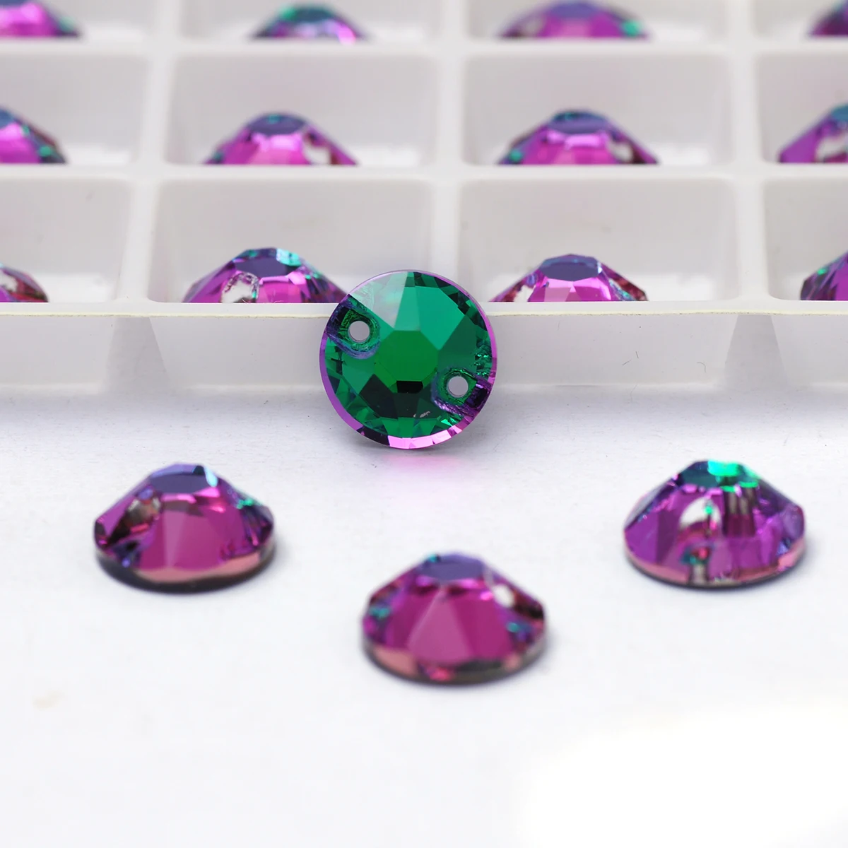 PUBRILEX Emerald Vitrail K9 Glas Aufnähbare Strasssteine Flache Rückseite Grüne Kristallsteine zum Aufnähen für Taschen, Kleidungsstücke, Kleider – Detail 2