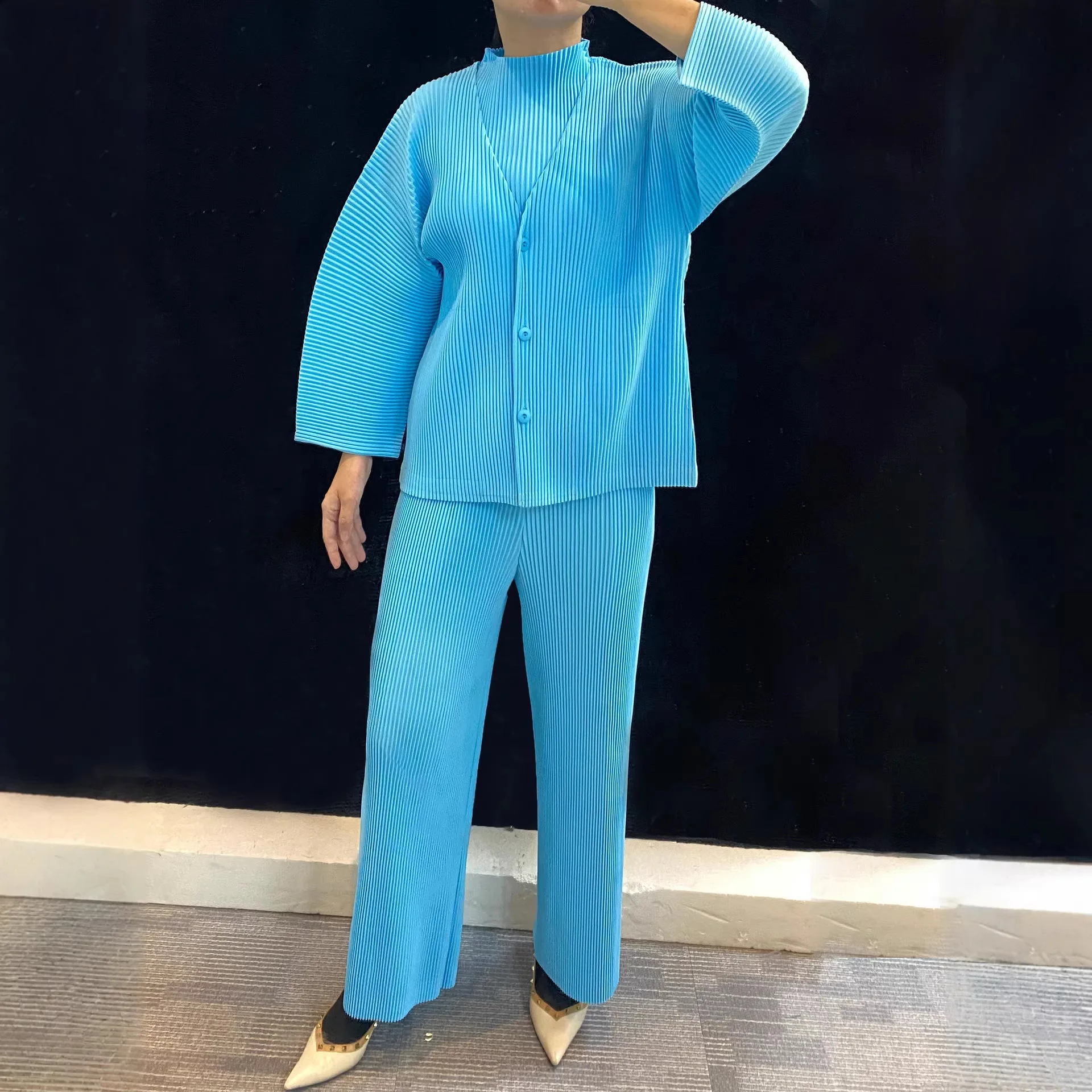 

Miyake Pleated 2026 Spring Set Women's Simple Design Temperament Commuter Three-Piece Cardigan V-Neck Pleated Jacket Set Pleat