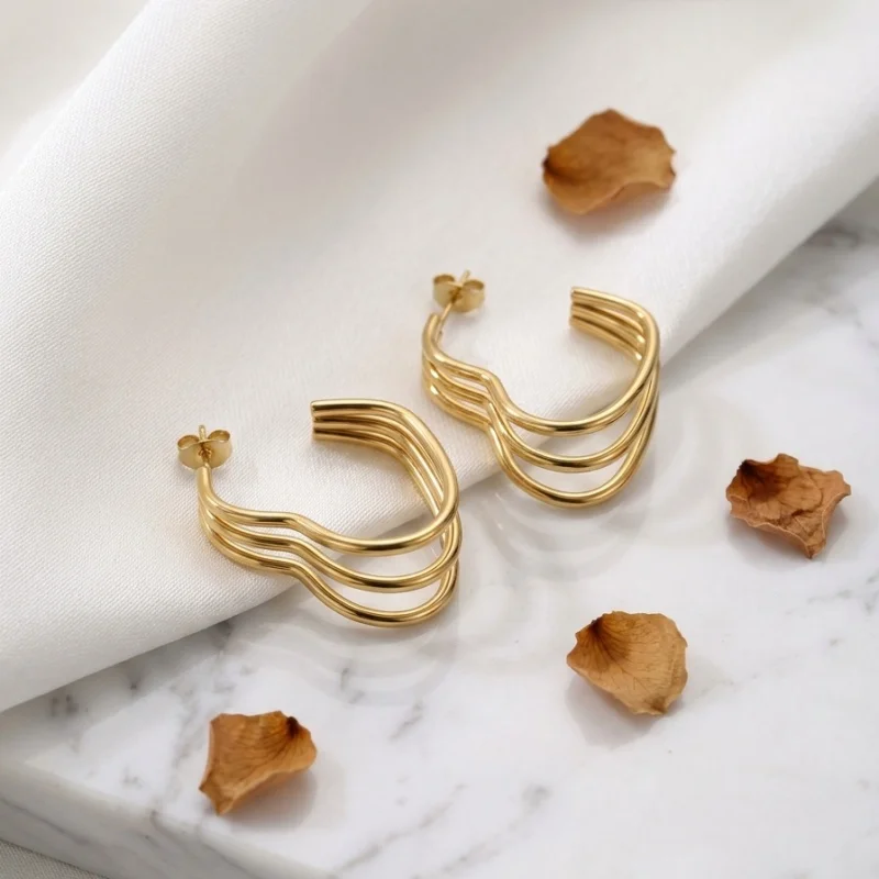 1 piece of stainless steel plated with 18k gold, featuring a heart-shaped curve and three-layer wave hollow C-shaped earrings. These earrings are designed for women in a light luxury, simple, trendy, and cool style, suitable for pairing with business suits and casual outfits. They have a unique design and are versatile, suitable for various occasions such as work, dates, parties, and travel