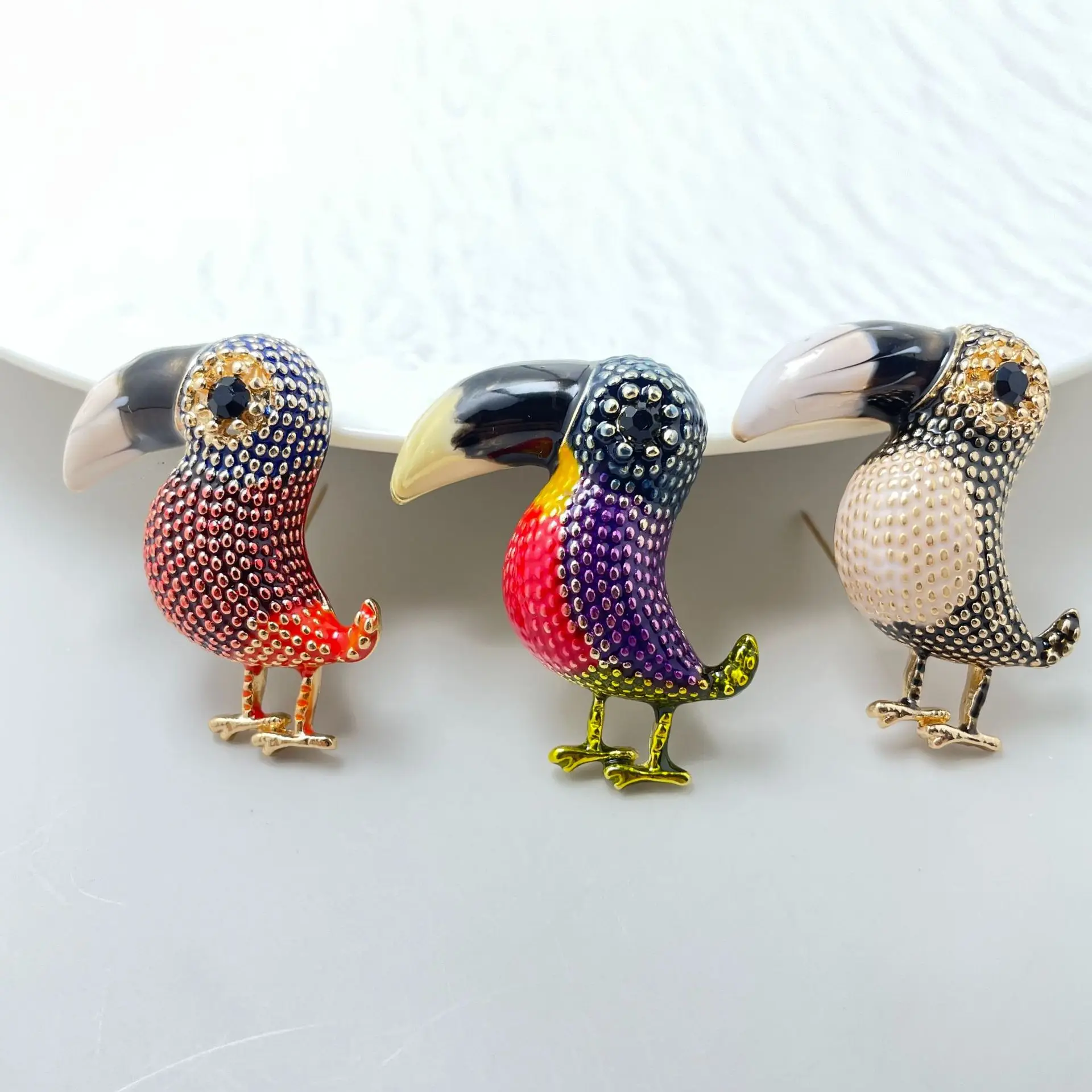 New retro high-end color dripping oil cormorant big beak bird brooch sweater jacket scarf accessories