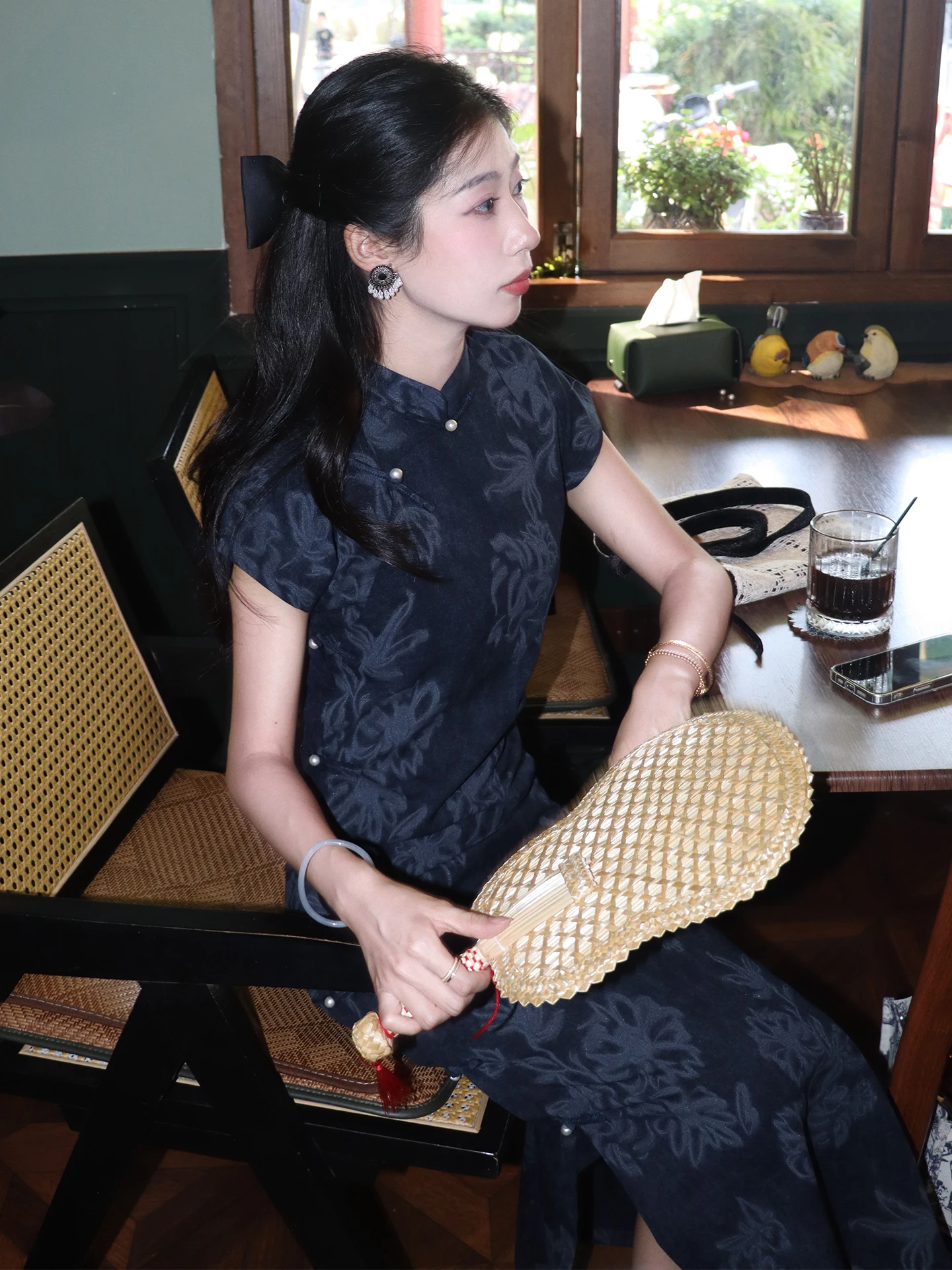 

Элегантное китайское платье-миди Ele Reformed в королевском синем цвете для женщин: дышащее, с высоким разрезом, коротким рукавом, длинная юбка-ципао