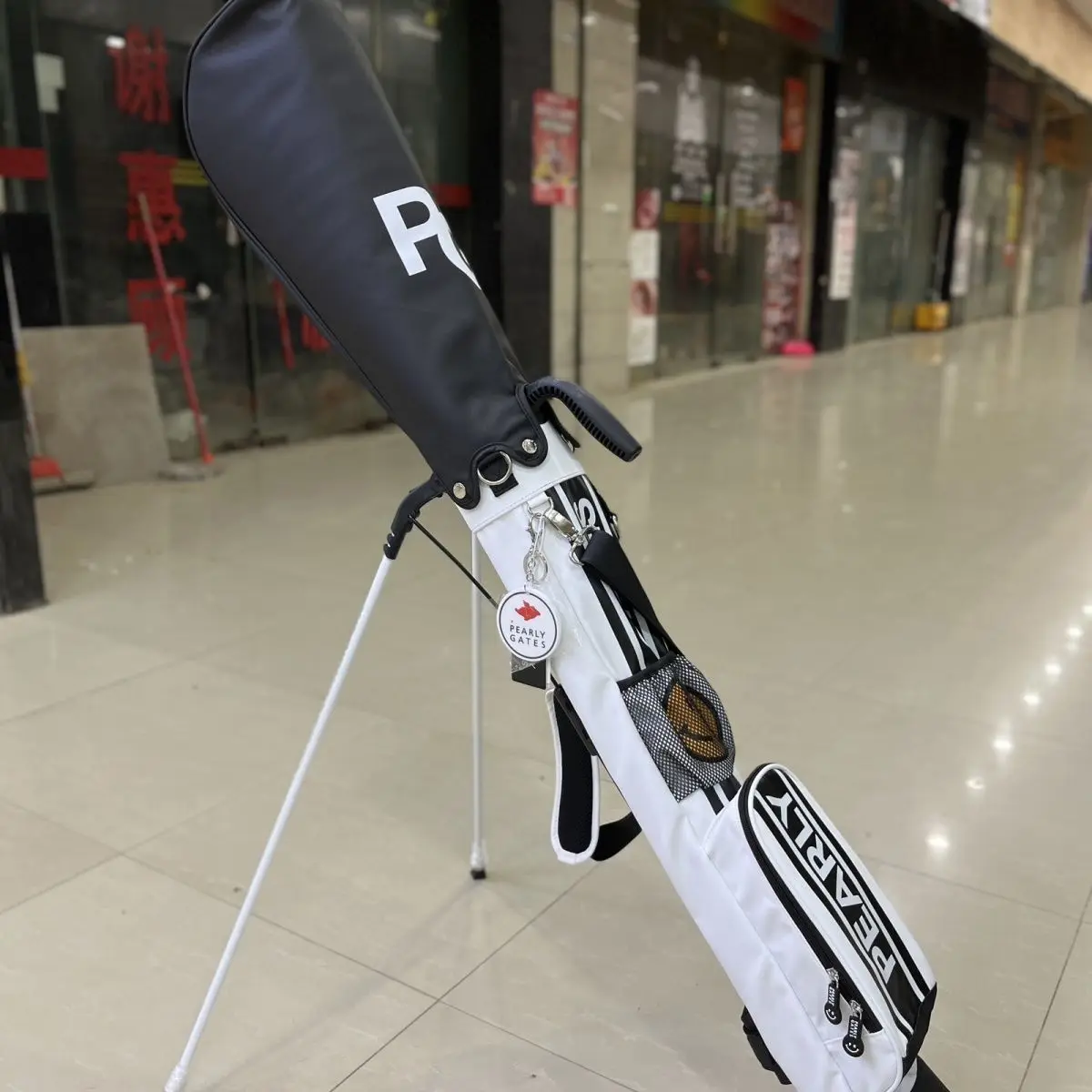 

Waterproof Golf Stand Bag, Lightweight Unisex Carry Bag with Legs, Durable & Effortless for Men and Women