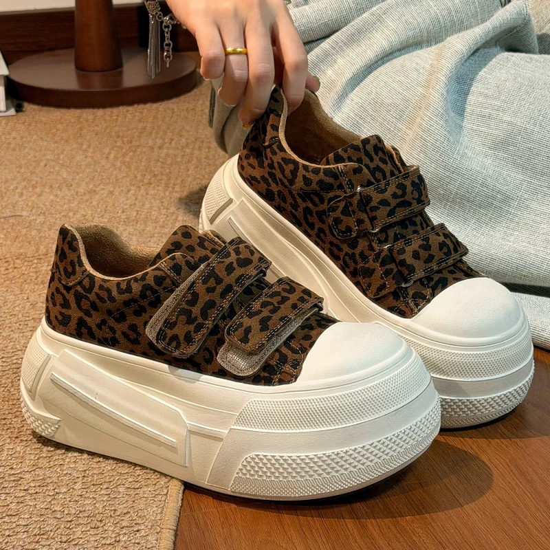 2026 Autumn Versatile Sponge Cake Shoes New Fashionable Thick Bottom Anti Slip Wear Resistant Short Popular Women's Board Shoes