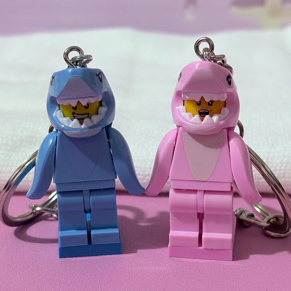 2 peças Chaveiro de Casal de Tubarões Rosa e Azul em Desenho Animado, com Blocos de Montar em Formato de Coração, Pingente para Mochila, Presente para Amigos