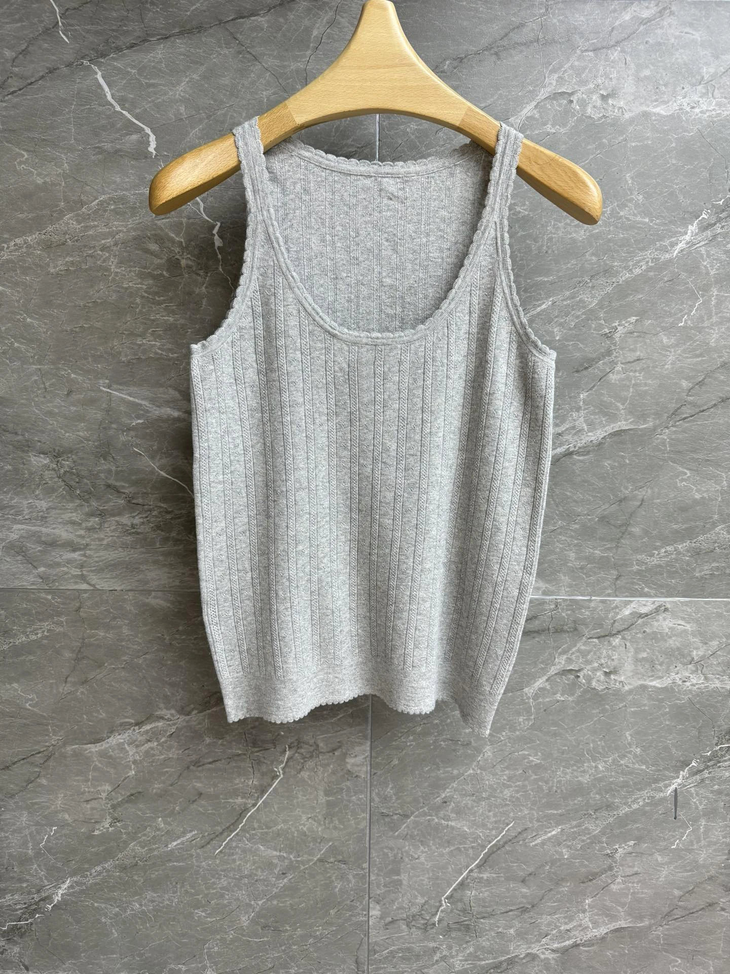 

Вязаный жилет - элегантный силуэт, мягкие перья, нелегко пары с любым нарядом. 2025 летние женские новинки хит продаж