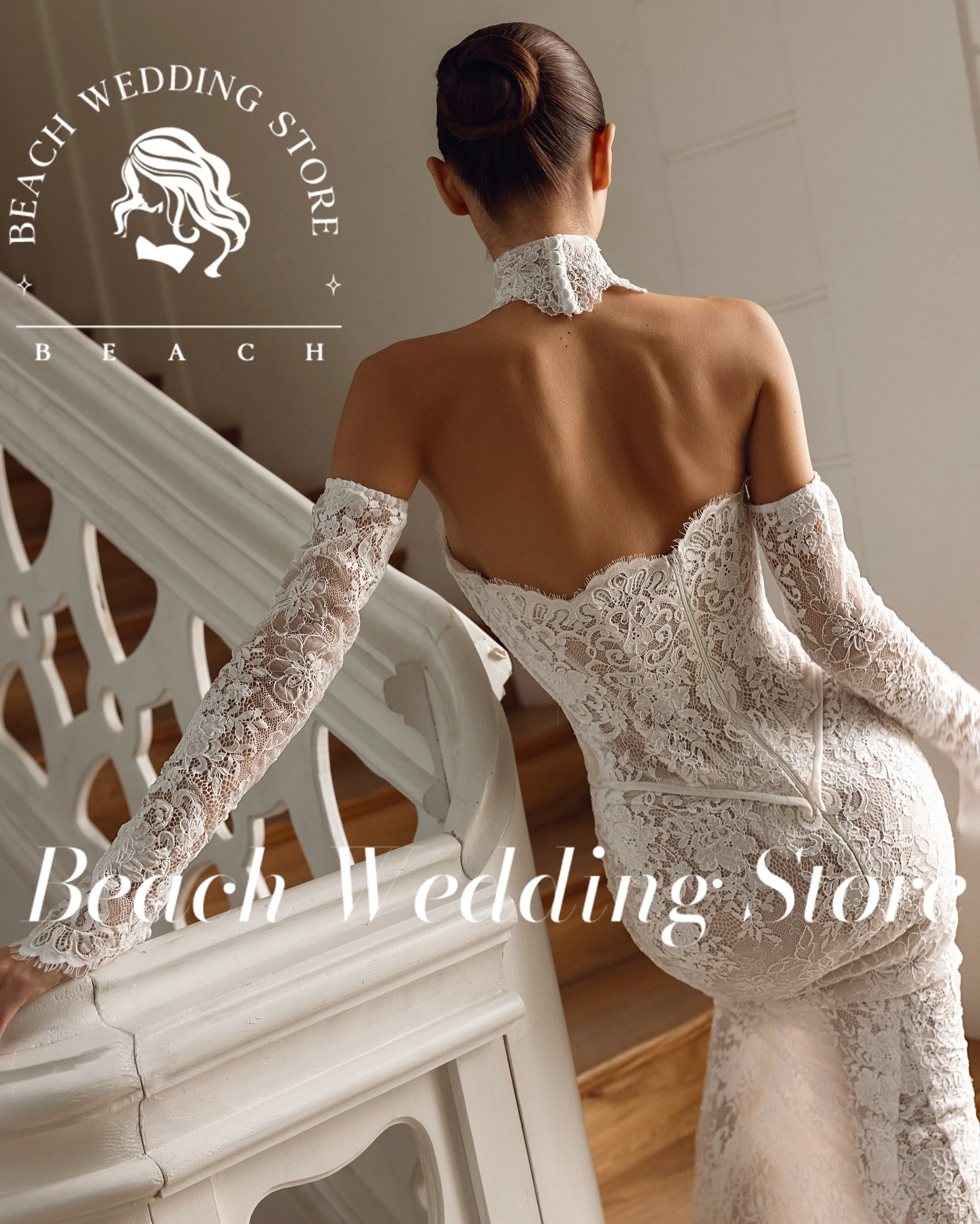 Abito da sposa a sirena senza schienale con maniche lunghe in pizzo con collo alto personalizzato da spiaggia Abito da sposa elegante con strascico lungo
