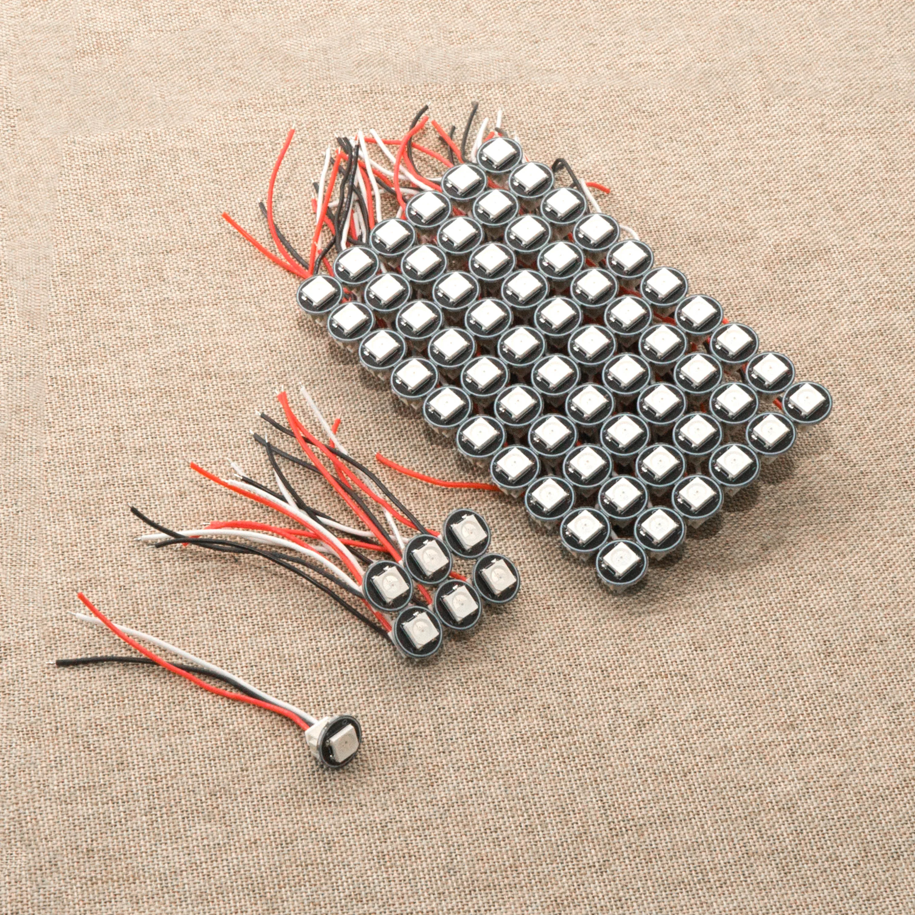 يمكن استخدام مصباح الصغير المحدد لـ DIYsabers للملحقات مثل غرفة الكريستال المعدنية الدوارة