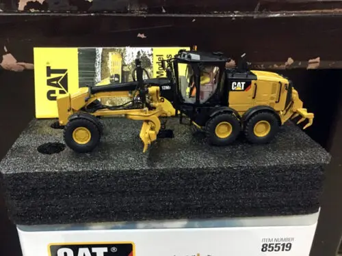 

12M3 Motor Grader 1/50 Scale DieCast Model Toy Diecast Masters 85519