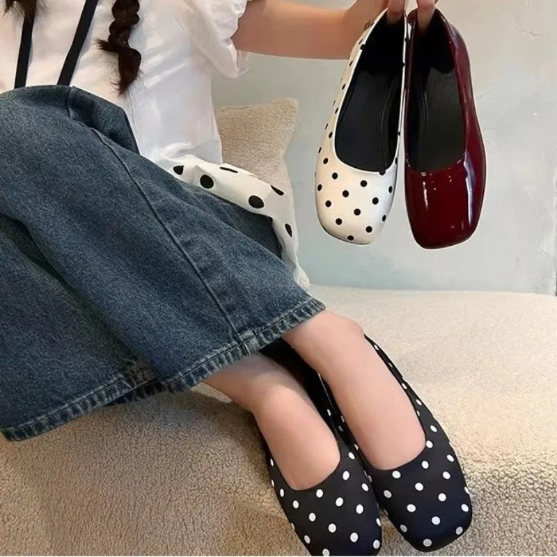 

2026 Summer High Quality Shoes Girl Flat Base Shoes Fashion Square Head Elegance Women Patent Faux Leather Comfort Shoes 655