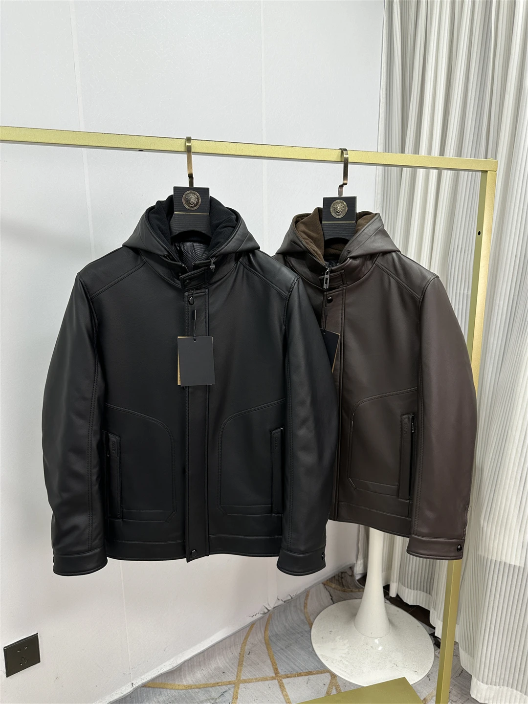 

Элитная мужская зимняя пуховая куртка класса люкс с отстегивающимся меховым воротником, утепленная, из кожи, с длинными рукавами, укороченная, на молнии