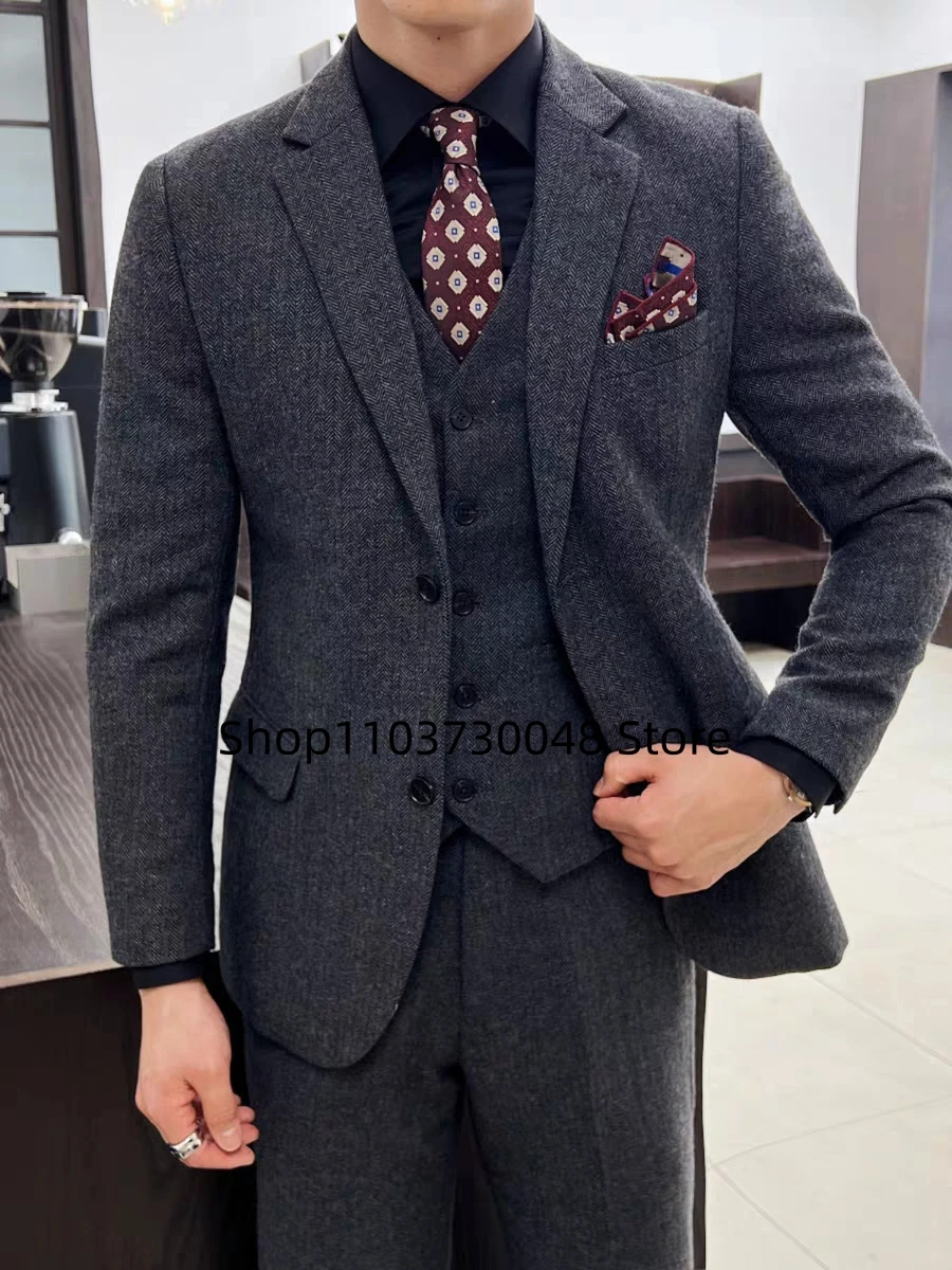 

Мужской твидовый костюм-тройка Slim Fit темно-серого цвета с узором «ёлочка» для свадьбы и выпускного вечера, с пиджаком с вырезами на лацканах, для деловых встреч (пиджак+жилет+брюки)