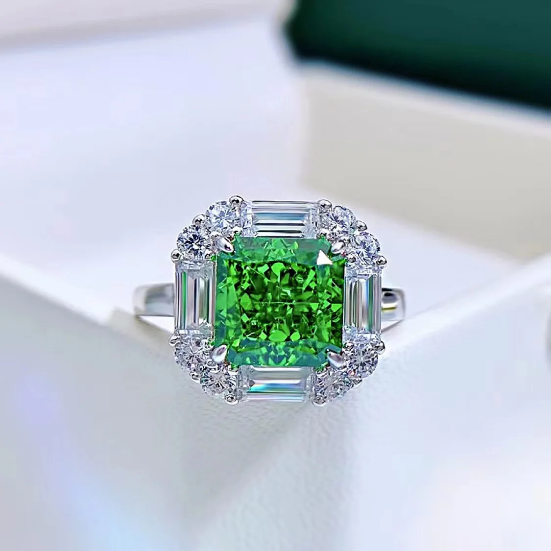 S925 Silver Ring Emerald Radian 4 Carat Ring High Carbon Diamond, Unique Design, Versatile Ring Jewelry for Time Merchants