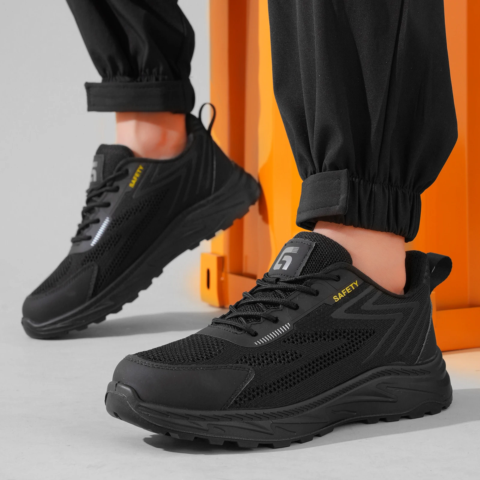 GUYISA Men's Anti-Snare and Anti-Penetration Work Shoes are highly durable and have a solid sole.